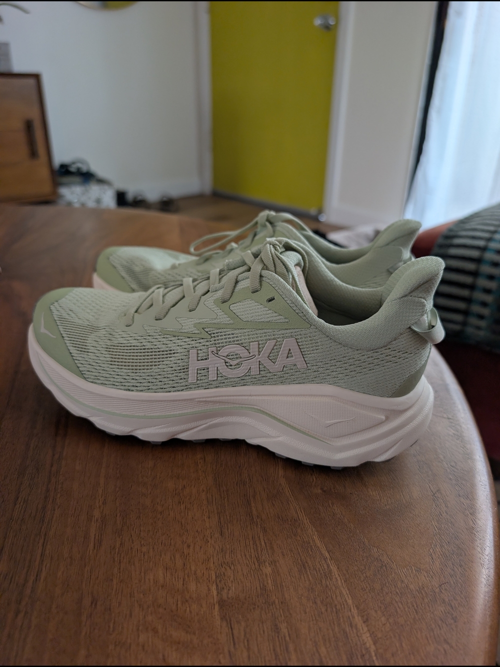 HOKA Challenger 8